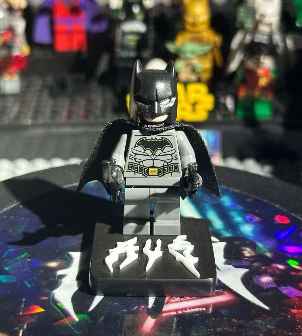 LEGO Batman Minifigure Dark Bluish Gray Suit Gold Outline Crest Belt sh0589 with
